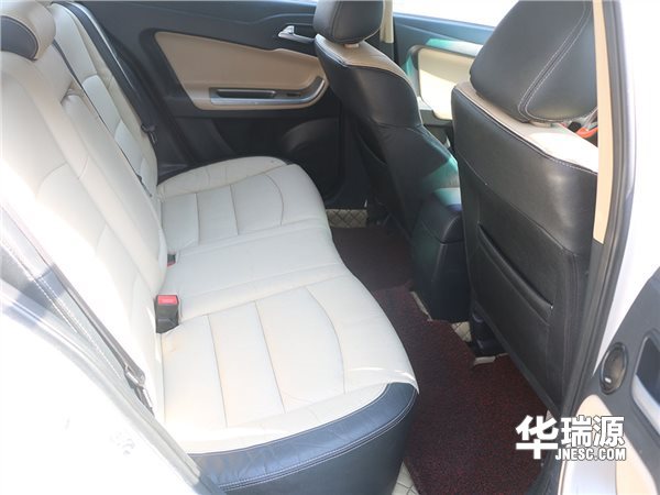 白色海马福美来，大方时髦，扎实稳健