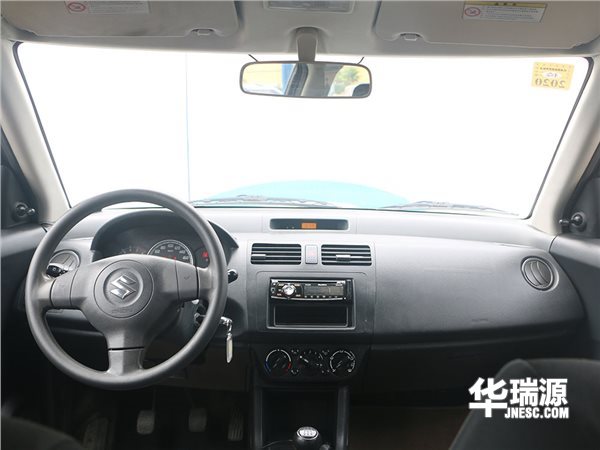 2万元二手车，银灰色铃木雨燕，保养仔细车子的状况好