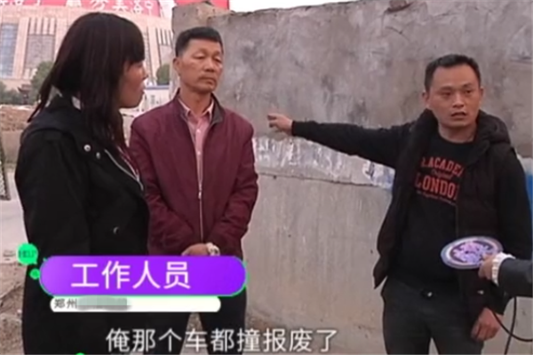 大姐练车：一脚油门将车撞报废，不只教练离职，驾校还赔钱！