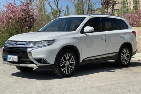 乌鲁木齐二手三菱欧蓝德 2018款 2.0L CVT 两驱 嘉乐版 7座